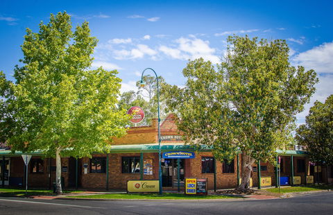 Crown Hotel Wentworth - ACT Tourism 1