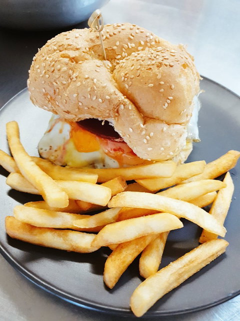 Mt Lyell Hotel Thai - European Bar And Restaurant - ACT Tourism 1