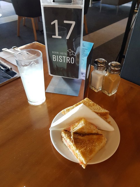 Berri Hotel Bistro - ACT Tourism 8