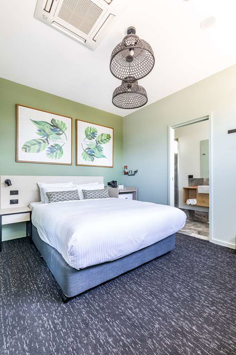 Nightcap at Commercial Hotel - ACT Tourism 0