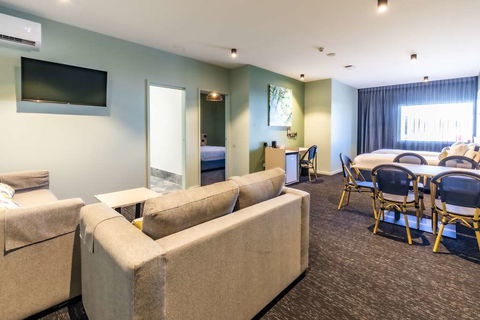 Nightcap at Commercial Hotel - ACT Tourism 4