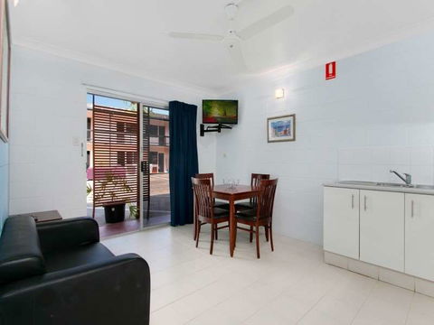Cairns City Palms - ACT Tourism 0