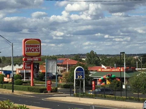 Across Country Motel & Svcd Apts - ACT Tourism 1