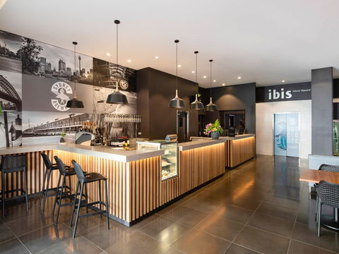 Hotel Ibis World Square - ACT Tourism 0