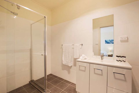 Nightcap at High Flyer Hotel - ACT Tourism 4