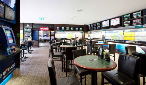 Nightcap at High Flyer Hotel - ACT Tourism 5