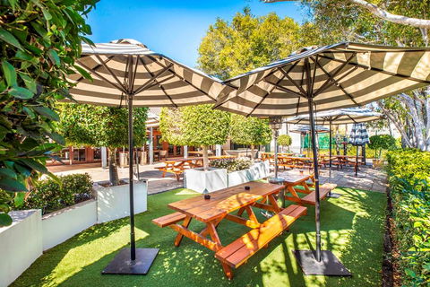 Nightcap at High Flyer Hotel - ACT Tourism 10