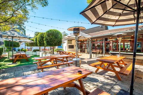 Nightcap at High Flyer Hotel - ACT Tourism 12