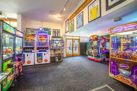 Nightcap at High Flyer Hotel - ACT Tourism 16