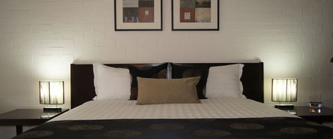 Blazing Stump Motel & Suites - ACT Tourism 0