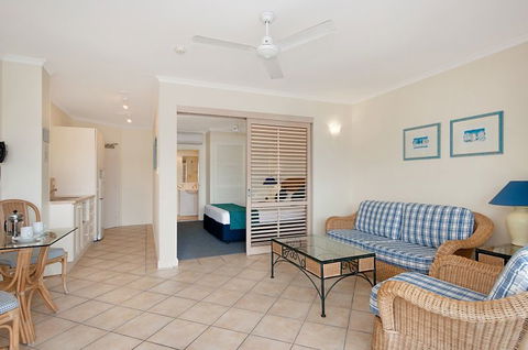 Macrossan House Boutique Holidays Apts - ACT Tourism 2