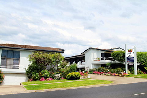 Sea Spray Motel - ACT Tourism 1