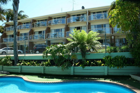 Sapphire Waters Motor Inn - ACT Tourism 0