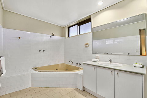 Knox International Hotel - ACT Tourism 5