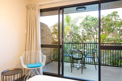 Kawana Waters Hotel By NightCap - ACT Tourism 6