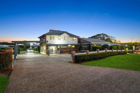 Ambassador On Ruthven Motel - ACT Tourism 0