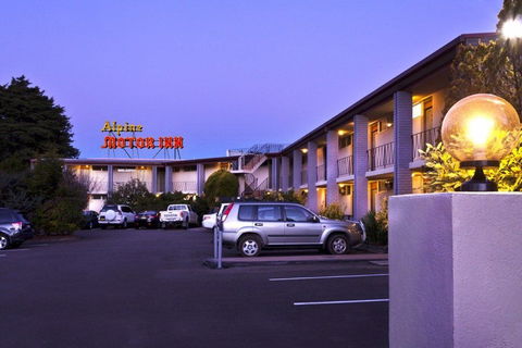 Alpine Motor Inn - ACT Tourism 0