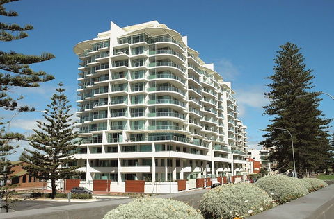 Oaks Liberty Towers - ACT Tourism 0