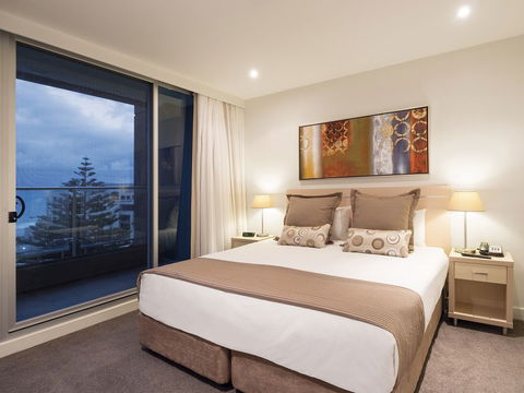 Oaks Liberty Towers - ACT Tourism 1