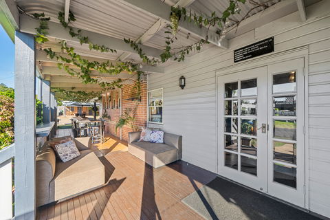 Ambassador On Ruthven Motel - ACT Tourism 1