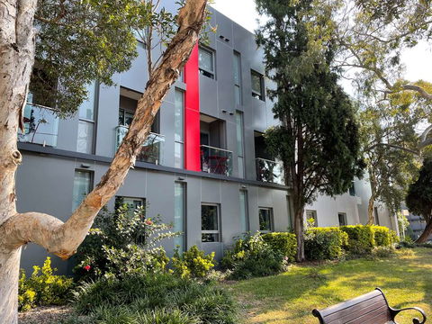 Best Western Plus Camperdown Suites - ACT Tourism 0