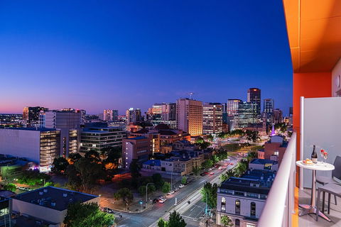 Tom's Court Hotel - ACT Tourism 0