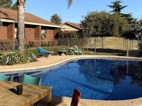 Kingswood Motel - ACT Tourism 1