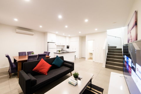 3BR Townhouse Double Garage Walk To Lake Ginninderra - ACT Tourism 0