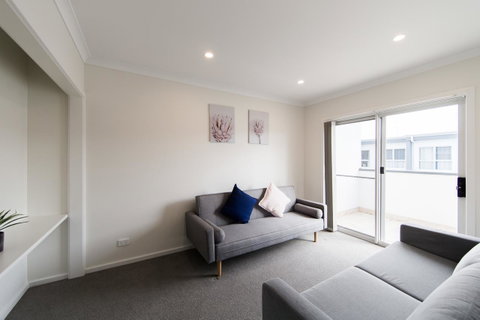 3BR Townhouse Double Garage Walk To Lake Ginninderra - ACT Tourism 3