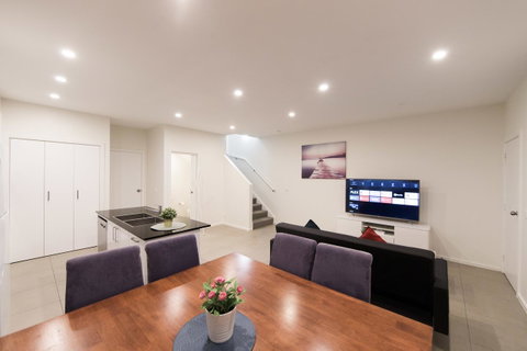 3BR Townhouse Double Garage Walk To Lake Ginninderra - ACT Tourism 1