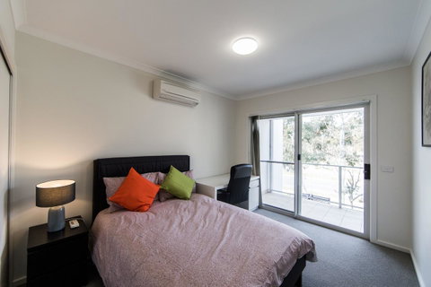 3BR Townhouse Double Garage Walk To Lake Ginninderra - ACT Tourism 7