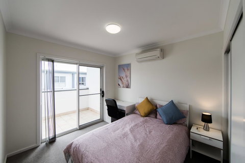 3BR Townhouse Double Garage Walk To Lake Ginninderra - ACT Tourism 4