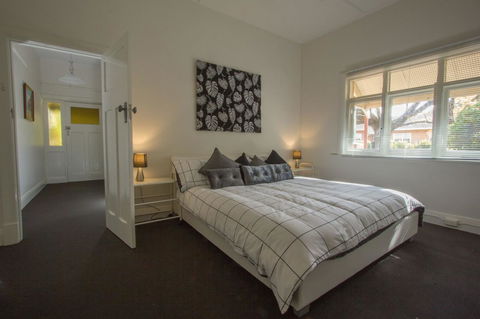 Cowan Street Bungalow - ACT Tourism 0