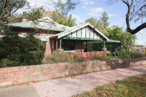 Cowan Street Bungalow - ACT Tourism 13
