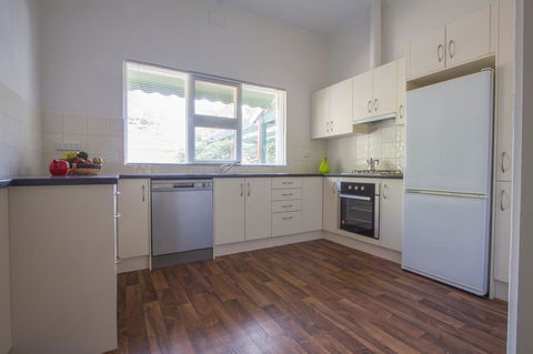 Cowan Street Bungalow - ACT Tourism 11