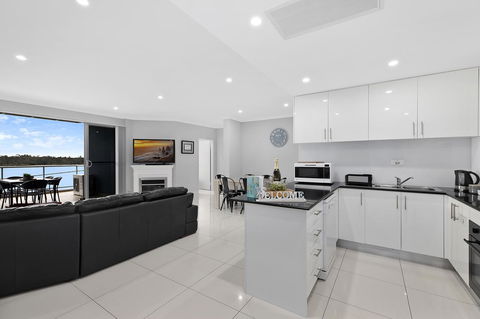 Lakeside Waterfront Apartment The Entrance - ACT Tourism 3