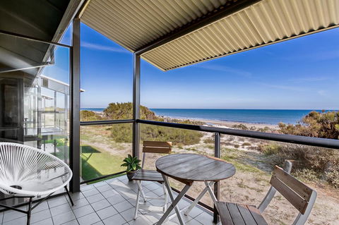 Blissful Beachfront Beachouse - ACT Tourism 4