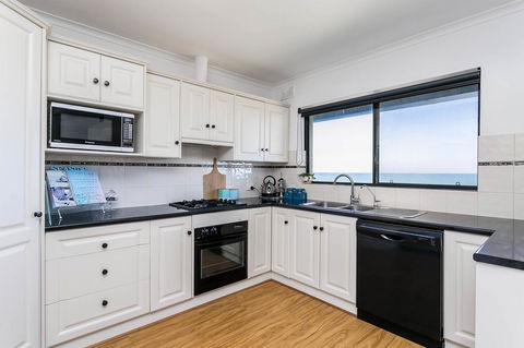 Blissful Beachfront Beachouse - ACT Tourism 8