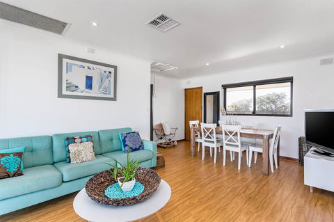 Blissful Beachfront Beachouse - ACT Tourism 5