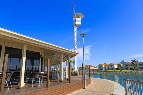 Marina Hotel - ACT Tourism 36