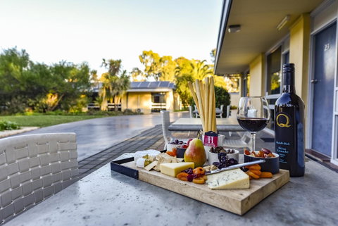 William Macintosh Motor Lodge - ACT Tourism 1