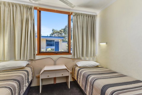 William Macintosh Motor Lodge - ACT Tourism 21