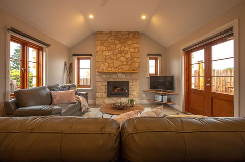 Lucy's Cottage - ACT Tourism 0