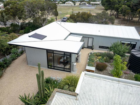Sinclair Eco House - ACT Tourism 6