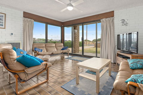 Sun & Surf Aldinga Beach Apartment - ACT Tourism 0