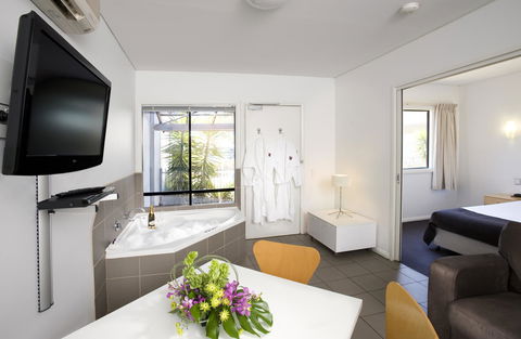 Majestic Oasis Apartments - ACT Tourism 14