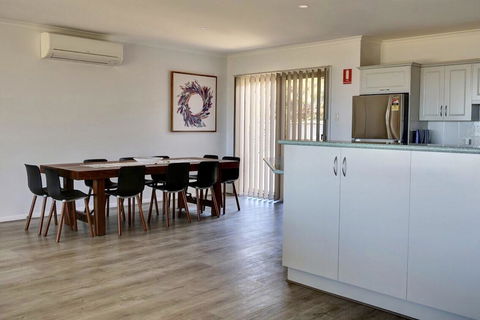Emu Bay Holiday Homes - ACT Tourism 17