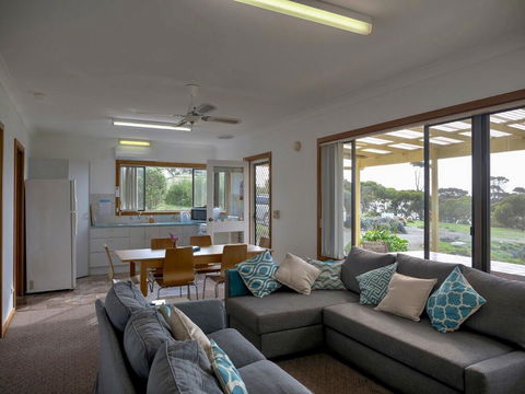 Emu Bay Holiday Homes - ACT Tourism 7