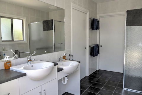 Emu Bay Holiday Homes - ACT Tourism 14