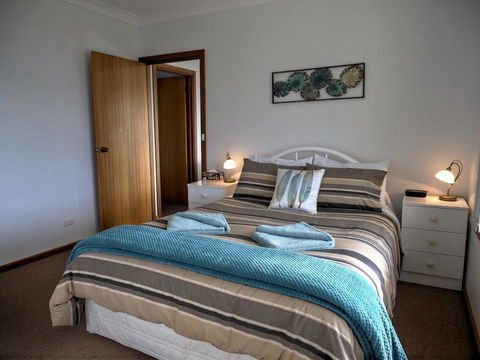 Emu Bay Holiday Homes - ACT Tourism 11